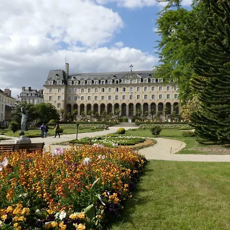 Du Passant Rennais Avec Balcon Sur Cour * Rennes